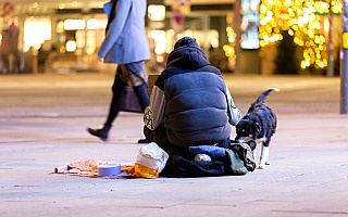 Jak skutecznie pomagać bezdomnym? „Zwykły człowiek niewiele może zrobić”